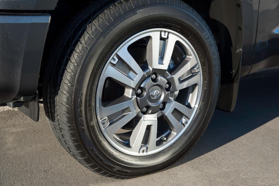 Колеса Toyota Tundra Platinum CrewMax 2017 года  (фото 8 из 18)